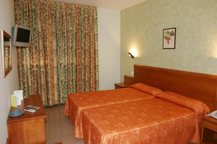 Hotel Fonda Neus Sant Sadurni d'Anoia Exterior photo